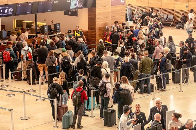 “अब तो हैकर्स भी उड़ने लगे हैं”: एयरपोर्ट्स पर रैनसमवेयर का खतरा बढ़ता जा रहा है