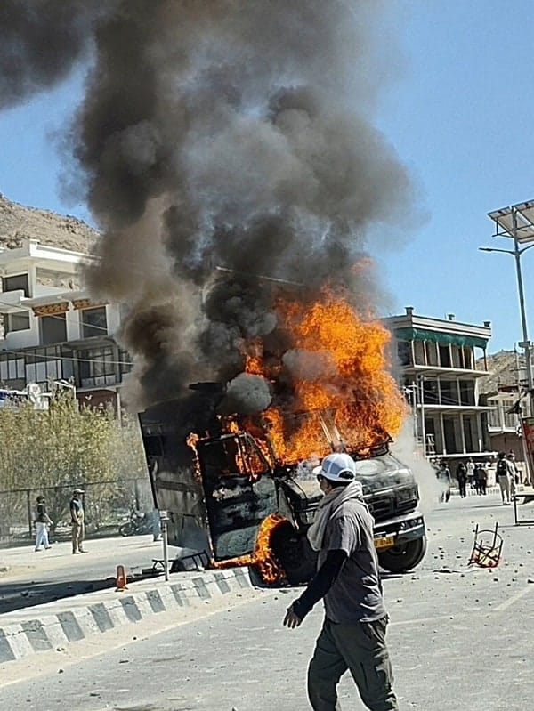 लद्दाख की ठंडी वादियों में "Gen Z क्रांति" — अब सिर्फ पहाड़ नहीं, आवाज़ें भी गूंज रही हैं!