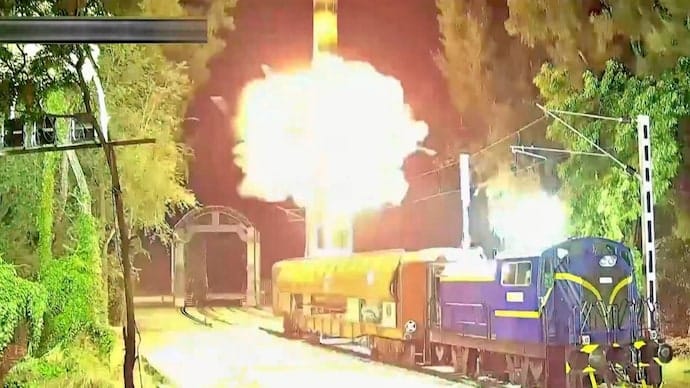 अब ट्रेन सिर्फ मुसाफिर नहीं ले जाती—भारत ने रेल से मिसाइल दागकर दुनिया को चौंका दिया!