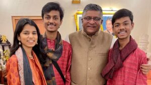 लोक गायिका से नेता बनने की ओर, बेनीपट्टी या अलीनगर सीट से लड़ सकती हैं चुनाव मैथिली ठाकुर