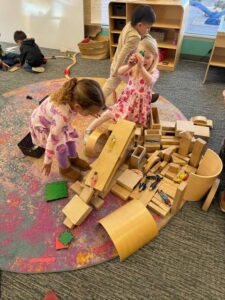 न्यू मैक्सिको बना पहला अमेरिकी राज्य जिसने दिया मुफ्त चाइल्ड केयर, बचाएं 12,000 डॉलर