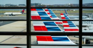 सरकारी शटडाउन के कारण US एयरलाइंस ने 1330 उड़ानें रद्द कीं: कारण, प्रभाव और समाधान