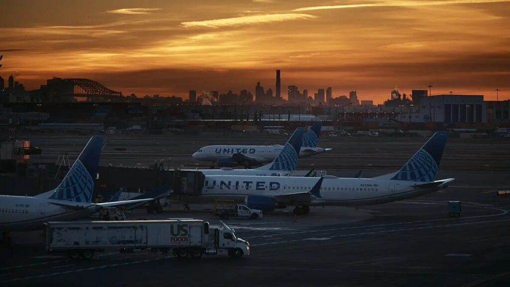 सरकारी शटडाउन के कारण US एयरलाइंस ने 1330 उड़ानें रद्द कीं: कारण, प्रभाव और समाधान